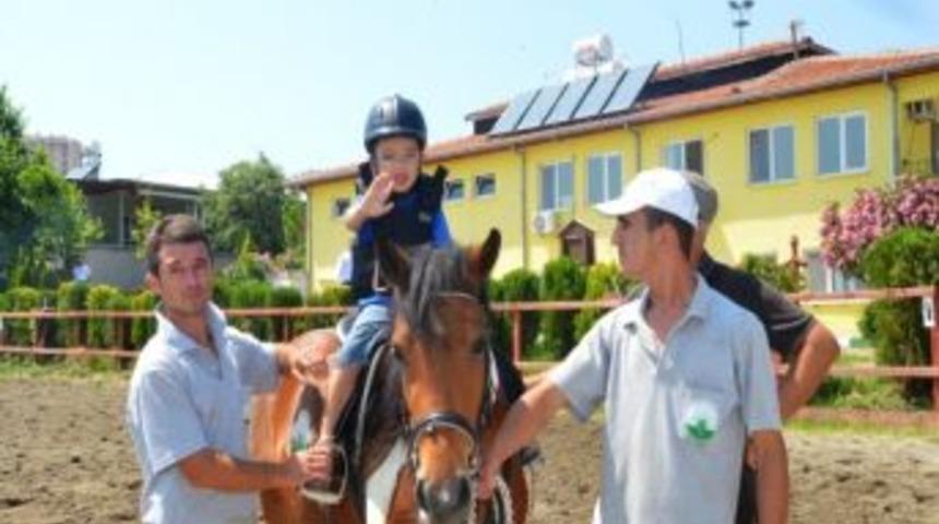 Engelli Minik Jokeyler Sertifikalarını Aldı