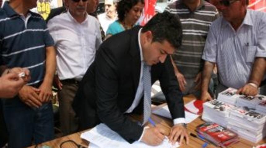 Chp İl&ccedil;e &Ouml;rg&uuml;t&uuml; Tutuklu Milletvekilleri İ&ccedil;in İmza Topladı