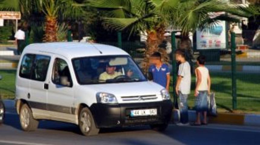 Polis Kağıt Mendil Satan &Ccedil;ocuklara G&ouml;z A&ccedil;tırmıyor