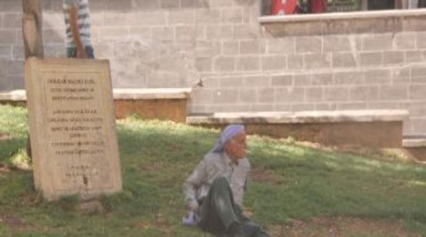 Sıcaktan Bunalan Şanlıurfalılar Parklara Akın Ediyor