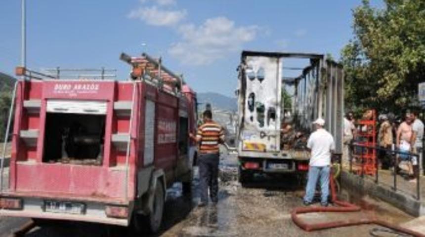 Park Halindeki Cips Kamyoneti Yandı