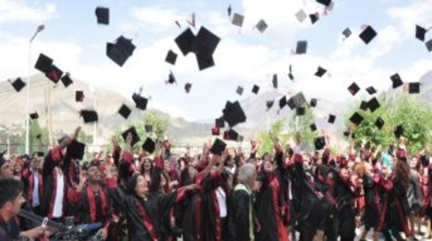 Hakkari Myo&rsquo;da Halaylı Mezuniyet T&ouml;reni