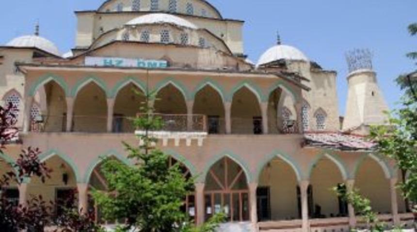 Uzun S&uuml;re Kapalı Kalan Hz. &Ouml;mer Camisi İbadete A&ccedil;ıldı