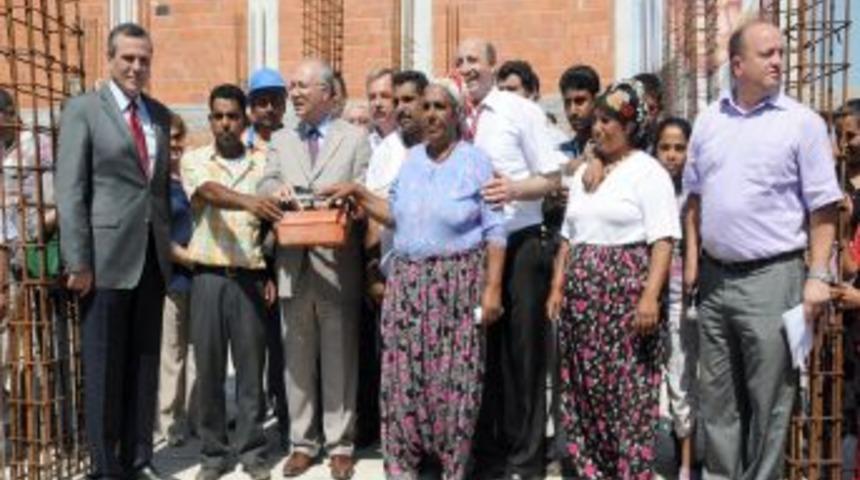 Turgutlu'da Roman Vatandaşlar I&ccedil;in Yaptırılacak 16 Konutun Temeli Atıldı