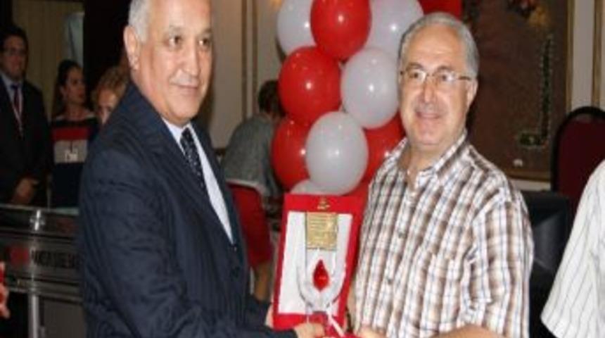 G&ouml;n&uuml;ll&uuml; Kan Bağış&ccedil;ılarına Madalya