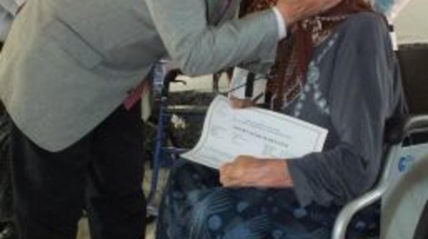 Okuma Yazma &Ouml;ğrenen Yaşlılar Diplomalarını Aldı