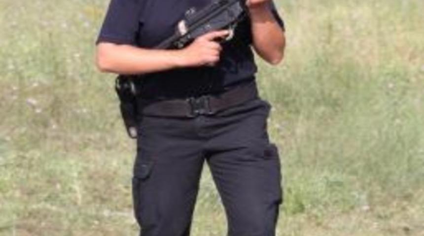 Bayan Polis Memurları Attıklarını Vurdu