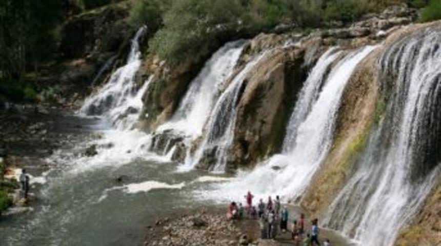Depremzedeler Şelalede Stres Attı