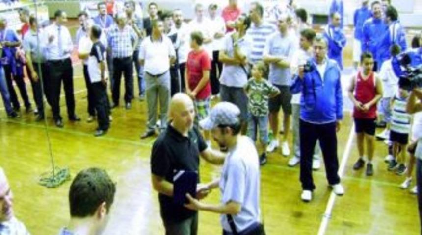 Abk-ayvalıkgücü Belediyespor Basketbol Antrenörü Cavit Sarıbey Ayvalık’ın Gururu Oldu