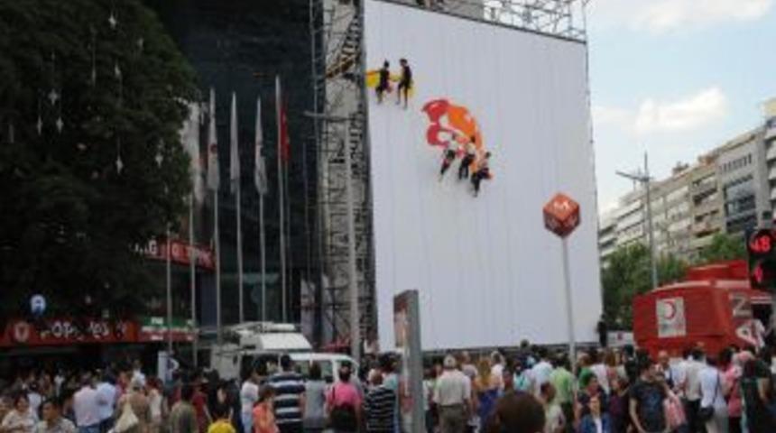 Kızılay'da Boya G&ouml;sterisi B&uuml;y&uuml;k Ilgi G&ouml;rd&uuml;