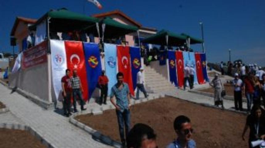 Yama&ccedil; Paraş&uuml;t&uuml;yle U&ccedil;an Gelinle Damadın Nikahları İniş Noktasında Kıyıldı