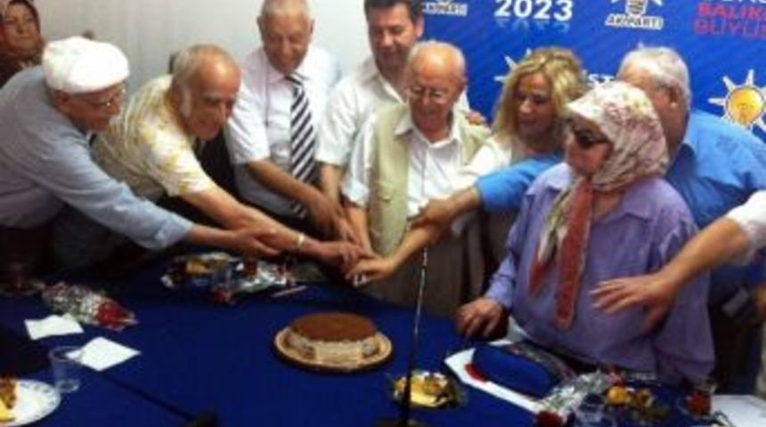 Ak Partili Kadınlar Babalar G&uuml;n&uuml;n&uuml; Kutladı