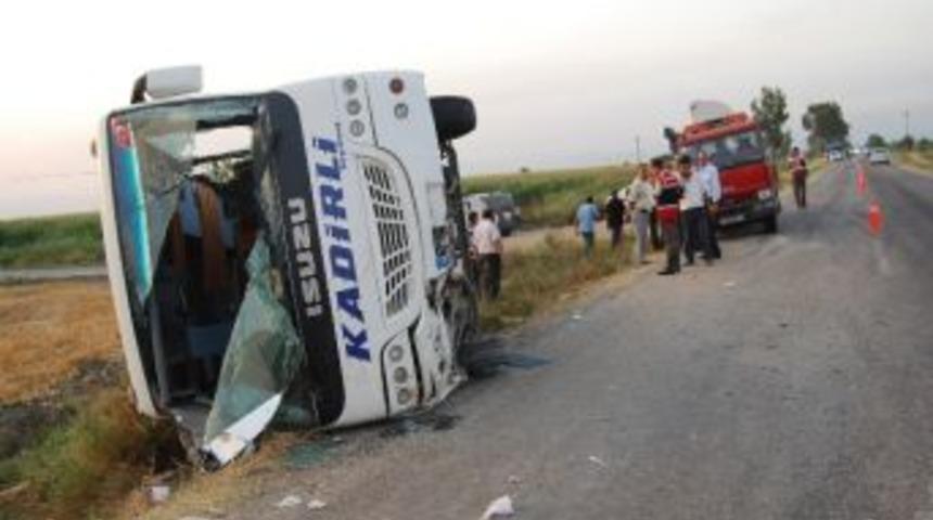 Ceyhan'da Yolcu Otob&uuml;s&uuml; Devrildi: 1 &Ouml;l&uuml;, 19 Yaralı