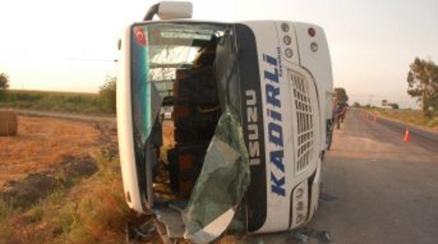 Lastiği Patlayan Yolcu Otob&uuml;s&uuml; Devrildi: 1 &Ouml;l&uuml;, 21 Yaralı