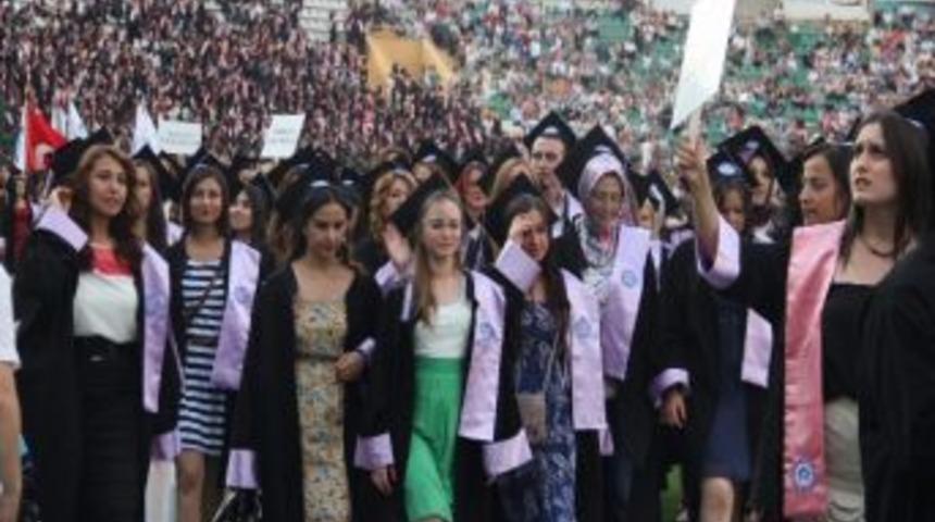 İkiz &Ccedil;ocuklarıyla Diplomasını Aldı