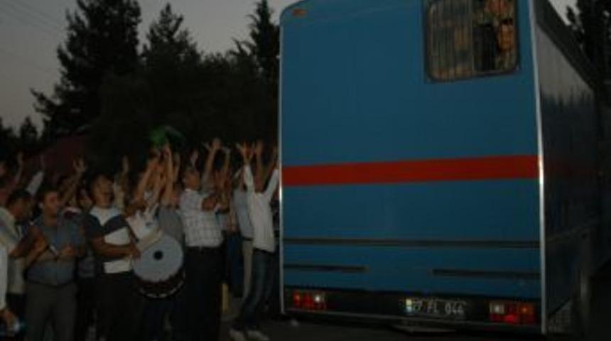 Gaziantepspor Başkanı Kızıl'a Cezaevi &Ccedil;ıkışında Coşkulu Karşılama