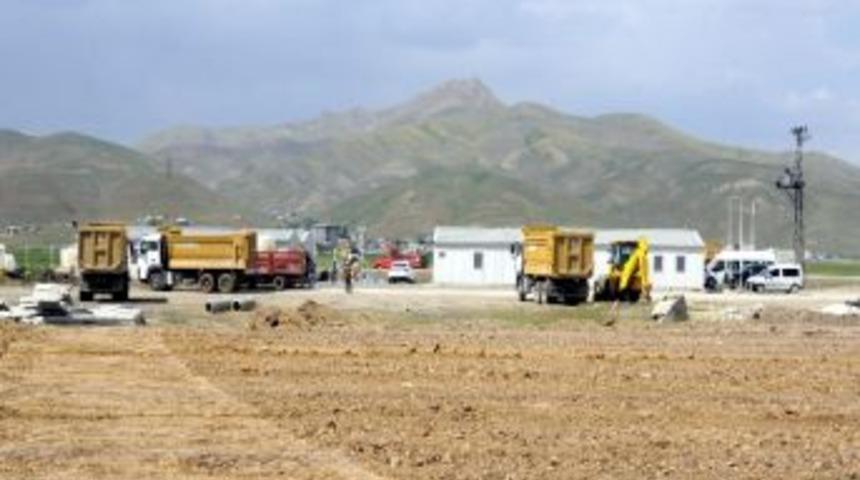 Y&uuml;ksekova Hava Alanı İnşaatında &Ccedil;alışmalara Tekrar Başlandı