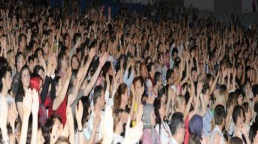 Uluslararası Bursa Festivali'nde Nazan &Ouml;ncel Sahne Aldı