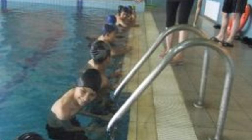 K&uuml;tahya'da Minikler Y&uuml;zme Havuzuna Akın Etti