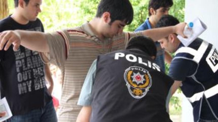 &Ouml;ğrencileri Sınav Stresi, Velileri De Adana'nın Sıcağı Terletti