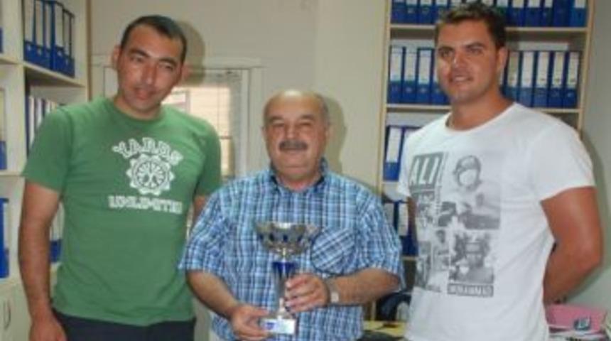 Didimli Balık Adamlar Kupayı Başkan Kamacı&rsquo;ya G&ouml;t&uuml;rd&uuml;