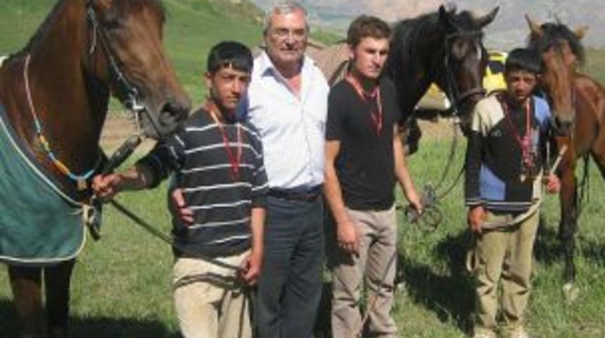 Kağızman Belediyesi at yarışları d&uuml;zenledi