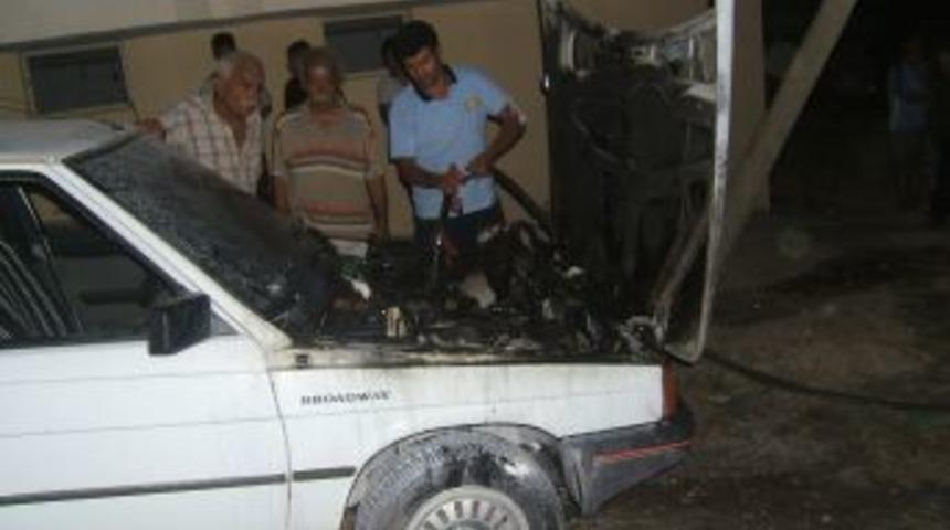 Kozan'da Park Halindeki Otomobil Yandı