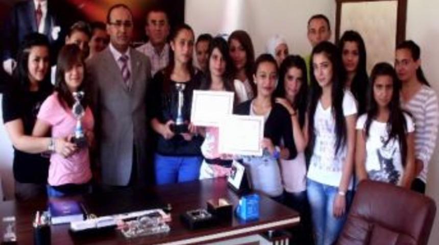 Kırşehir Folkl&ouml;r&rsquo;de Kupaları Topladı