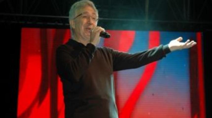 Z&uuml;lf&uuml; Livaneli&rsquo;nin Sahnede Tansiyonu D&uuml;şt&uuml;