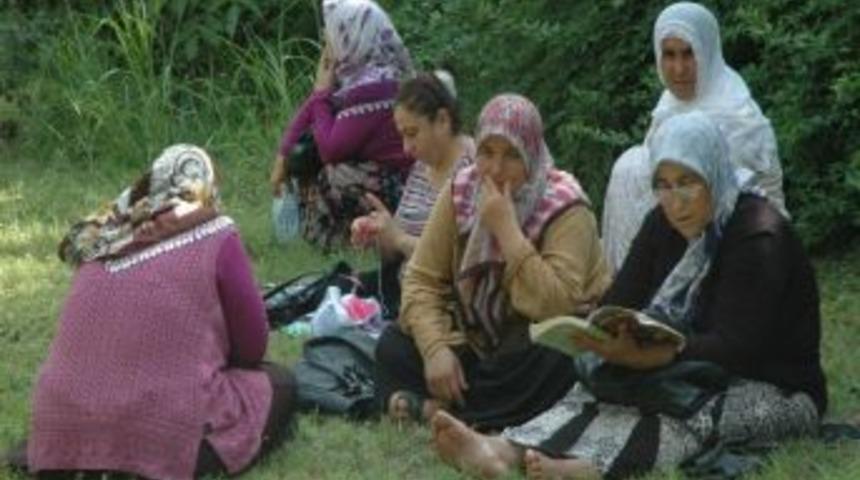 &Uuml;niversite Adayları Sınavda Ter D&ouml;kerken, Aileleri De Dua Okudu