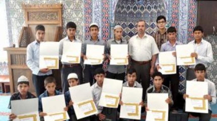 Kur'an &Ouml;ğrencilerine Başarı Ve Katılım Belgesi Verildi
