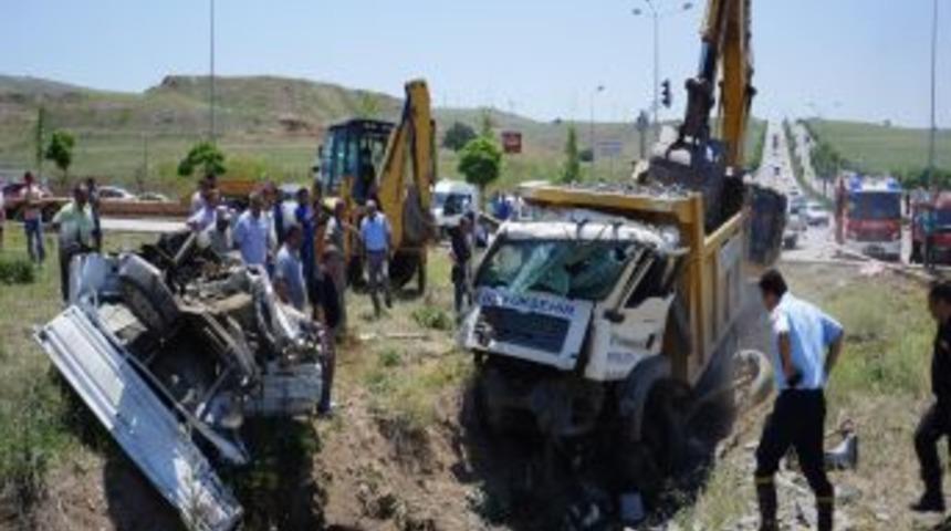 Taş Y&uuml;kl&uuml; Kamyon &Ouml;n&uuml;ne Kattığı Minib&uuml;s&uuml; Metrelerce S&uuml;r&uuml;kledi: 1 &Ouml;l&uuml;, 1 Yaralı