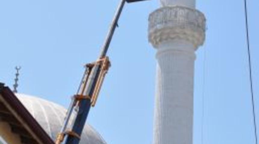 Depremde Hasar G&ouml;ren Minare Yıkılıyor