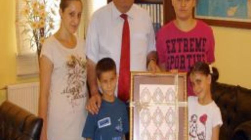 Kimsesiz &Ccedil;ocuklardan Kaymakam Okur'a Babalar G&uuml;n&uuml; Ziyareti