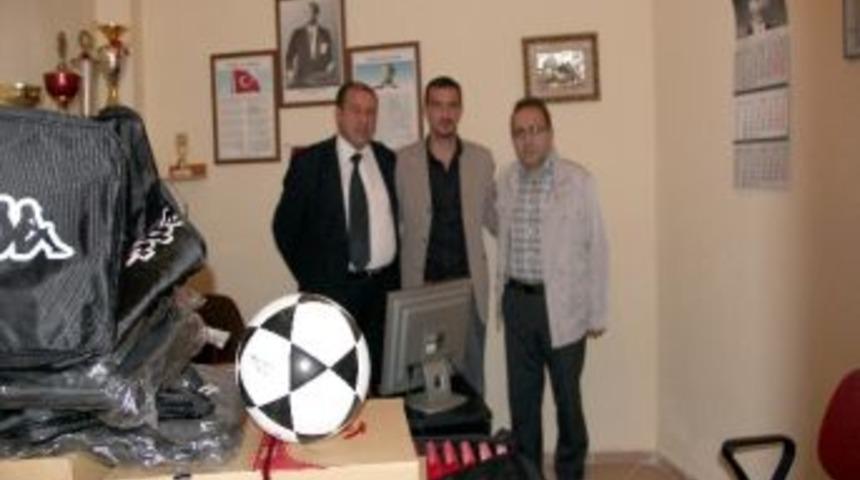 Anadolu Spor Akademisi Genel Koordinat&ouml;r&uuml; &Ouml;zcan Şimşek&rsquo;ten Ardahan Spor&rsquo;a Malzeme Desteği