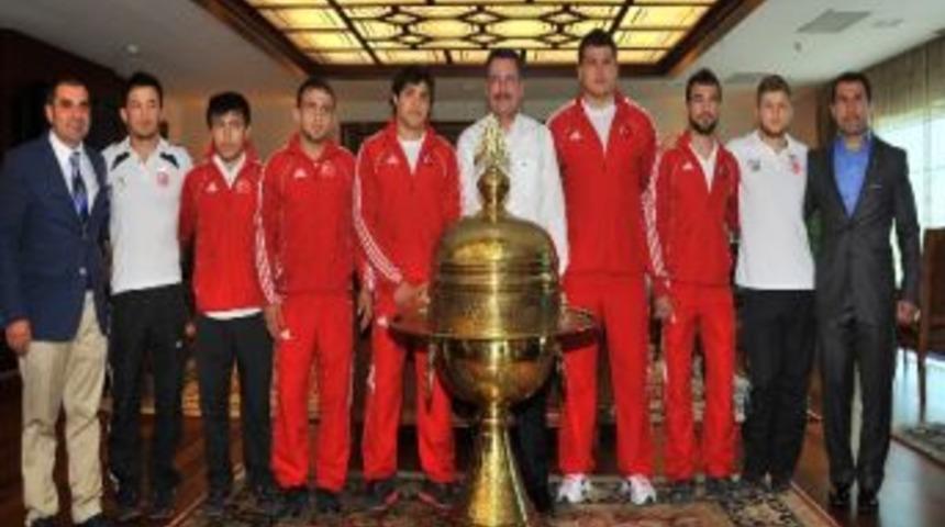 Melih G&ouml;k&ccedil;ek'ten, Olimpiyatlara Katılan Sporculara M&uuml;jde