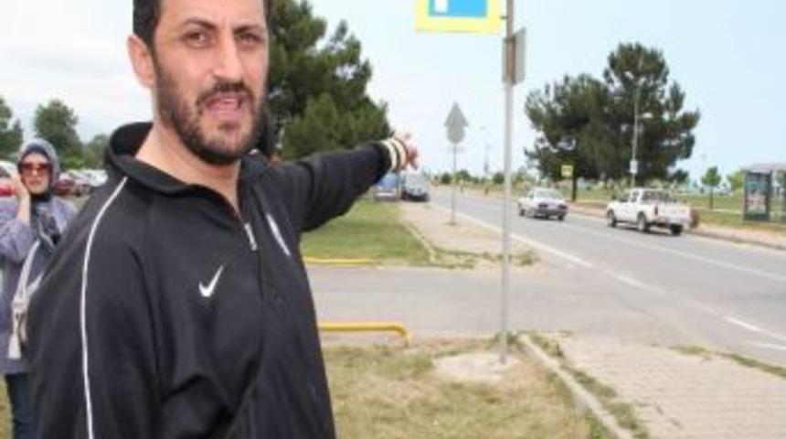 Acılı Baba Kızının &Ouml;ld&uuml;ğ&uuml; Yolu Trafiğe Kapattı