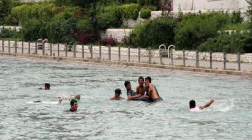 42 Dereceyi Aşan Sıcaklardan Bunalan Adanalılar 'karsamba&ccedil;'la Serinliyor