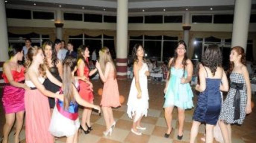 Ahmet Yesevili &Ouml;ğrenciler Mezuniyet T&ouml;reninde Buluştu