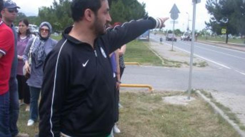 Trafik Kazasında Vefat Eden Ceren'in Ailesinden Yol Kapatma Eylemi