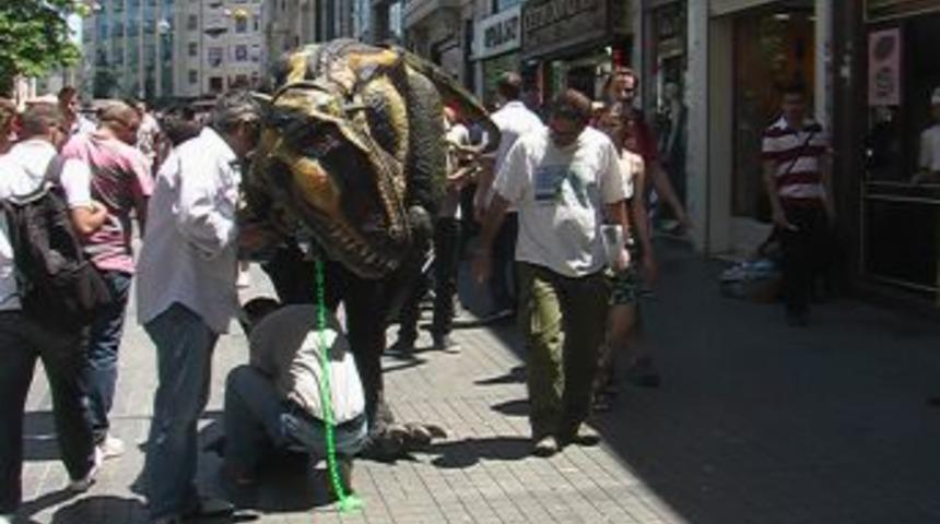 Dinozor, Babalar G&uuml;n&uuml; I&ccedil;in Taksim&rsquo;e Indi