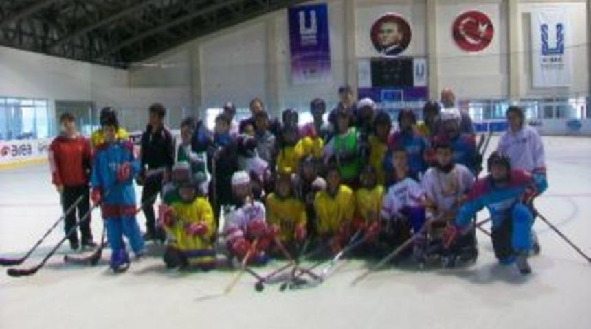 Abd&rsquo;li Antren&ouml;rlerden Erzurumlu Buz Hokeycilere Eğitim