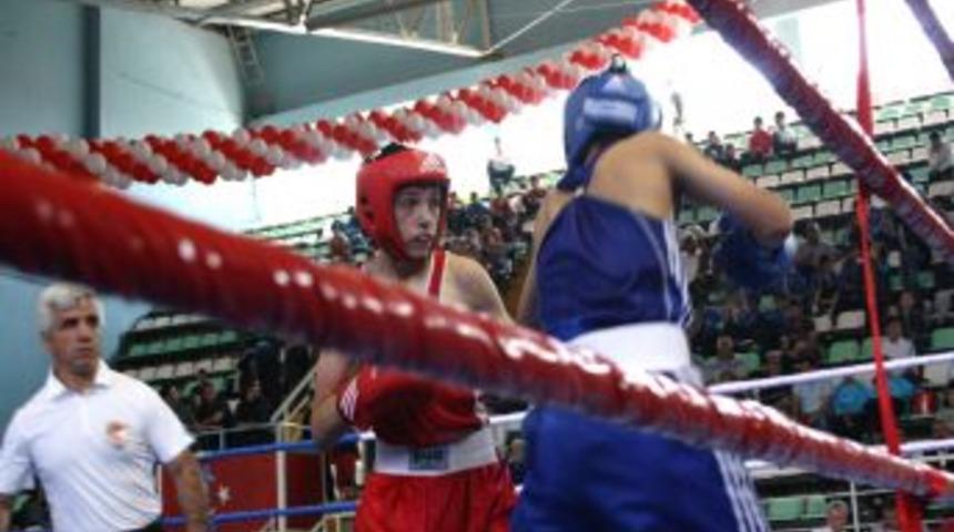 Vanlı Boks&ouml;r Depremzede Hemşerilerini Unutmadı