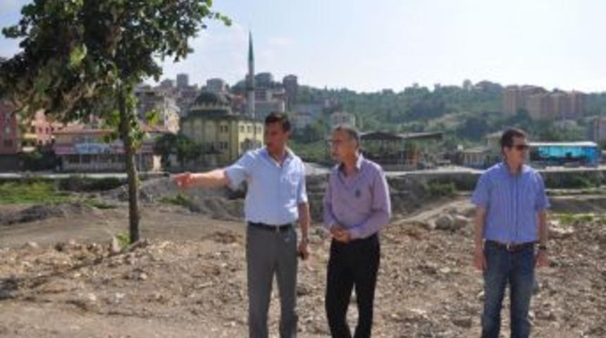 Belediye Başkanı &Ccedil;imenoğlu, K&ouml;pr&uuml; Inşaatını Inceledi
