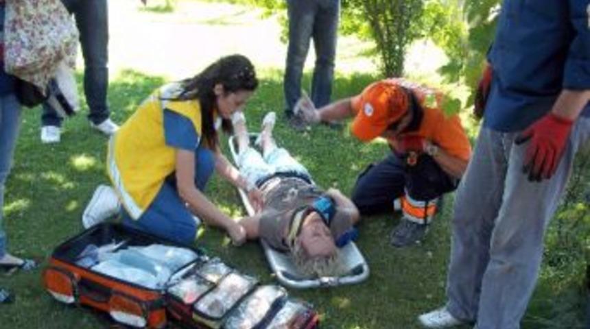 K&ouml;pr&uuml;den U&ccedil;an Otomobil Su Boruları Arasına Sıkıştı: 1 Yaralı