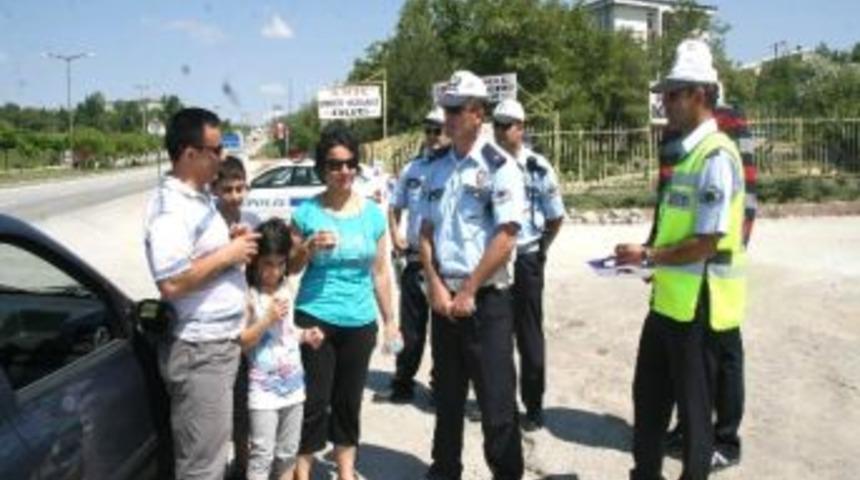 Yozgat&rsquo;ta Trafik Polislerinden S&uuml;r&uuml;c&uuml;lere Soğuk İ&ccedil;ecek İkramı