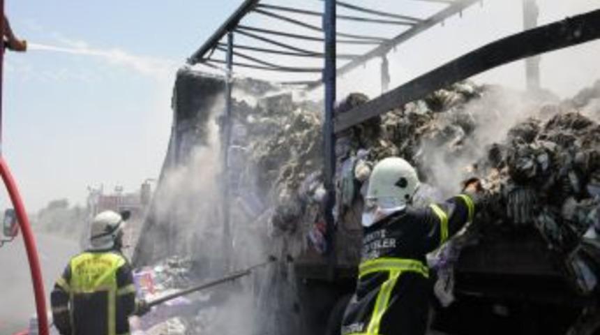 Seyir Halindeki Bebek Bezi Y&uuml;kl&uuml; Kamyon Yandı