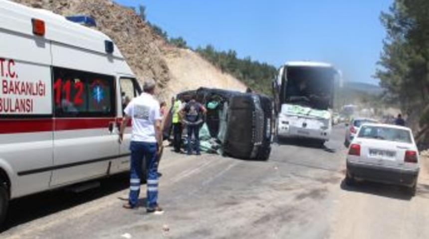 Devrilen Jip, Yolcu Otob&uuml;s&uuml;yle &Ccedil;arpıştı: 3 &Ouml;l&uuml;, 5 Yaralı