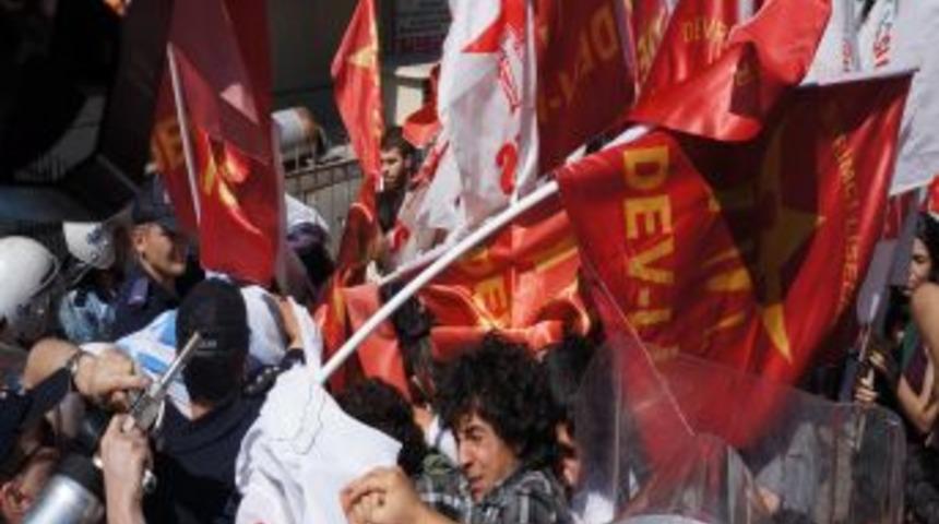 LYS&rsquo;yi Protesto I&ccedil;in Bakanlığa Y&uuml;r&uuml;mek Isteyen Gruba Polis M&uuml;dahale Etti