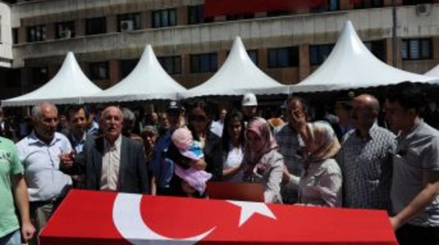 Elif Bebek, Şehit Babasını Son Yolculuğuna Uğurladı